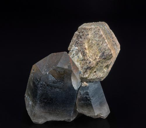 Quartz (variety smoky quartz), Microcline<br />Mina Dinkey Creek, Arroyo Dinkey, Condado Fresno, California, USA<br />5.1 x 7.1 cm<br /> (Author: am mizunaka)