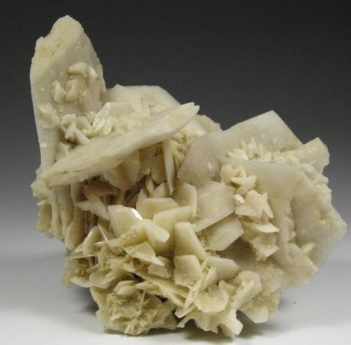 Calcita pseudomórfica de yeso<br />Chihuahua, México<br />9 x 8 x 6 cm<br /> (Autor: Antonio Alcaide)