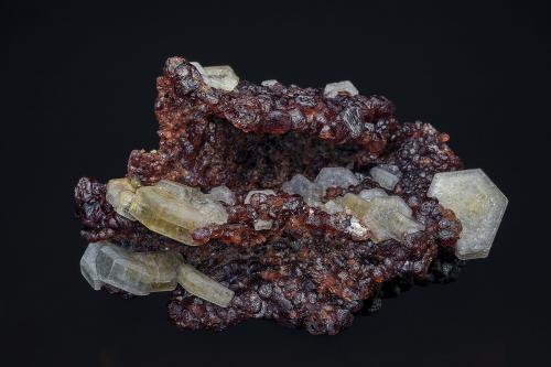 Fluorapatite, Spessartine<br />Distrito Skardu, Gilgit-Baltistan (Áreas del Norte), Paquistán<br />7.4 x 4.9 cm<br /> (Author: am mizunaka)