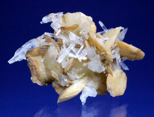 Ankerite, Quartz<br />Cantera Jeffrey, Jeffrey, Condado Pulaski, Arkansas, USA<br />6.4 x 4.5 x 3.1 cm<br /> (Author: Don Lum)