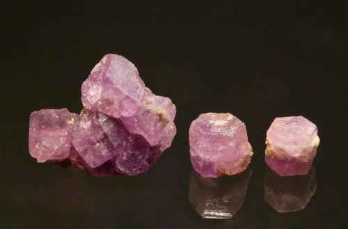 Coquimbite<br />Mina Dexter número 7, Calf Mesa, Distrito San Rafael, Condado Emery, Utah, USA<br />2.0 cm group and 0.7 cm single crystals<br /> (Author: crosstimber)