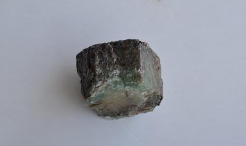 Berilo (variedad esmeralda)<br />Yacimiento de Esmeraldas, A Franqueira, A Cañiza, Comarca Paradanta, Pontevedra, Galicia / Galiza, España<br />2,8 x 2,3 x 2,2 cm<br /> (Autor: Raul S. Llorente)