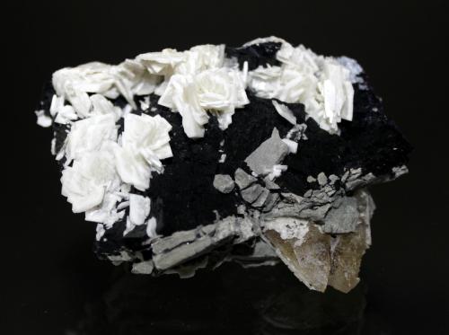 Barite, Fluorite, Calcite<br />Mina Denton, Grupo Goose Creek Mine, Sub-Distrito Harris Creek, Condado Hardin, Illinois, USA<br />10 x 8 x 5 cm<br /> (Author: Don Lum)