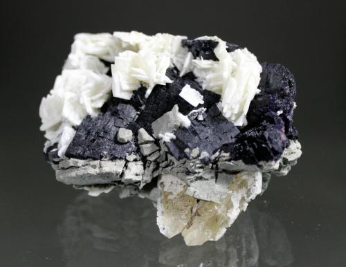 Barite, Fluorite, Calcite<br />Mina Denton, Grupo Goose Creek Mine, Sub-Distrito Harris Creek, Condado Hardin, Illinois, USA<br />10 x 8 x 5 cm<br /> (Author: Don Lum)