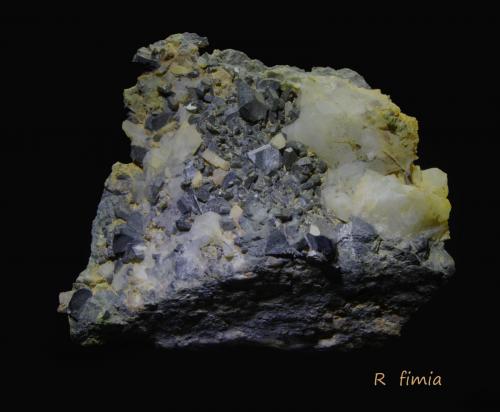 Allanita (Grupo)<br />Nueva Vizcaya Mine, Los Calvitos property, Burguillos del Cerro, Comarca Zafra-Río Bodión, Badajoz, Extremadura, Spain<br />6 x 5 x 3 cm.<br /> (Autor: Ricardo Fimia)