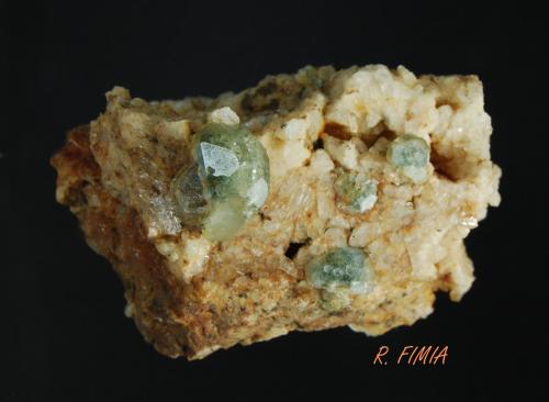 Fluorapatito<br />Mimoso do Sul, Espirito Santo, Región Sudeste, Brasil<br />9 X 6 X 6  cm<br /> (Autor: Ricardo Fimia)