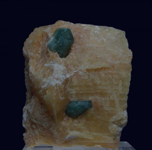 Fluorapatito<br />Slyudyanka (Sludyanka), Zona Lago Baikal, Irkutsk Oblast, Zabaykalsky Krai, Rusia<br />9 x 7 x 5 cm<br /> (Autor: Ricardo Fimia)