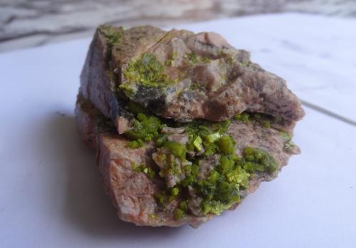 Autunite<br />Distrito Autun, Saône-et-Loire, Bourgogne-Franche-Comté, Francia<br />7,5 x 6 x 3,5 cm<br /> (Author: Dave van Bladel)