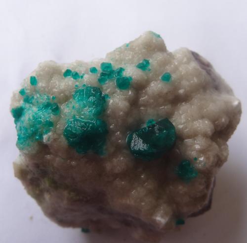 Dioptase on Calcite<br />Mina Tsumeb, Tsumeb, Región Otjikoto, Namibia<br />4x4x2,5cm.<br /> (Author: Dave van Bladel)