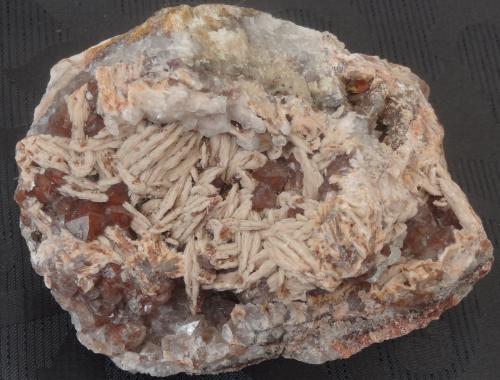 Barite on Red Quartz<br />Mina Irhoud, Jebel Irhoud, Provincia Youssoufia, Región Marrakesh-Safi, Marruecos<br />14X10X8cm<br /> (Author: Dave van Bladel)