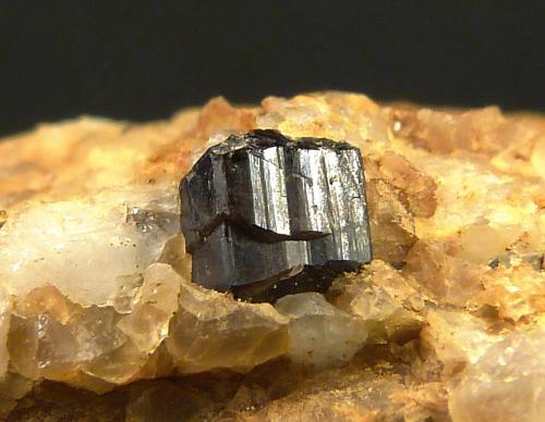 Casiterita<br />Vilches, Comarca El Condado, Jaén, Andalucía, España<br />5 x 5 mm.<br /> (Autor: Felipe Abolafia)