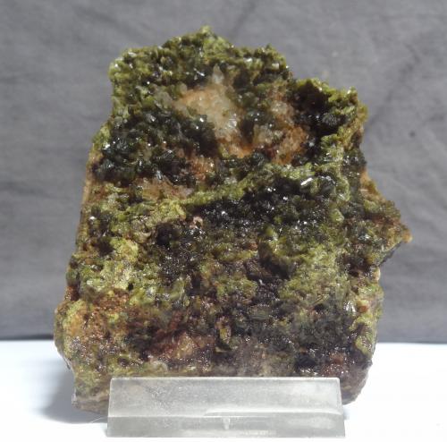 Epidote and Quartz<br />Zona Imilchil, Anti-Atlas, Provincia Er Rachidia, Región Drâa-Tafilalet, Marruecos<br />9 x 7 x 2cm<br /> (Author: Dave van Bladel)