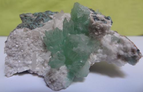 Fluorapophyllite-(K) on Heulandite-Ca<br />Lonavale (Lonavala), Distrito Pune (Distrito Poonah), Maharashtra, India<br />5 x 5 x 3cm<br /> (Author: Dave van Bladel)