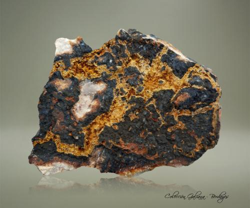 Cacoxenita con Goethita y Beraunita<br />Minas de El Horcajo, El Horcajo, Almodóvar del Campo, Comarca Campo de Calatrava, Ciudad Real, Castilla-La Mancha, España<br />75 x 60 x 36 mm<br /> (Autor: Rafael Galiana)