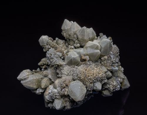 Quartz, Calcite<br />Mina San Antonio (Mina San Antonio el Grande), Campo Este, Distrito Santa Eulalia, Municipio Aquiles Serdán, Chihuahua, México<br />8.8 x 6.4 cm<br /> (Author: am mizunaka)