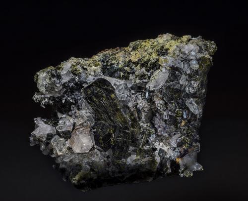 Epidote, Quartz, Calcite<br />Montaña Green Monster, Isla Prince of Wales, Distrito Ketchikan, Prince of Wales-Outer Ketchikan, Alaska, USA<br />11.7 x 14.4 cm<br /> (Author: am mizunaka)