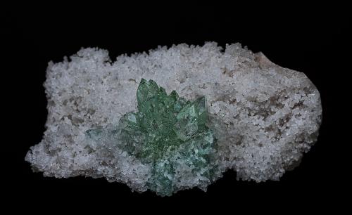 Fluorapophyllite, Quartz (variety chalcedony)<br />Distrito Jalgaon, Maharashtra, India<br />7.4 x 5.2 cm<br /> (Author: am mizunaka)