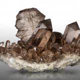 Cuarzo [Quartz]<br />Glaciar Feldschijen, Göscheneralp, Valle Göschenen, Göschenen, Valle Reuss, Uri, Suiza<br />17 x 10 x 11 cm / cristal principal: 7 cm<br /> (Autor: Museo MIM)