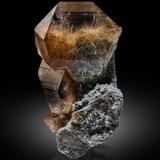 Cuarzo<br />Distrito Kullu, Himachal Pradesh, India<br />16.5 x 9 x 6.5 cm / cristal principal: 9.7 cm<br /> (Autor: Museo MIM)