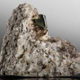 Bertrandita [Bertrandite] con inclusiones de Clorita [Chlorite] y con Cuarzo [Quartz] (variedad cuarzo ahumado)<br />Zona del túnel de base Furka, Realp, Urseren, Uri, Suiza<br />8 x 3 x 6 cm / cristal principal: 1.7 cm<br /> (Autor: Museo MIM)