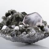 Fluorita en Mica con Ortoclasa<br />Chumar Bakhoor, Valle Hunza, Distrito Nagar, Gilgit-Baltistan (Áreas del Norte), Paquistán<br />26 x 22 x 13.5 cm / cristal principal: 9 cm<br /> (Autor: Museo MIM)