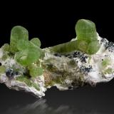 Forsterite (variety peridot)Sapat Gali (Suppat), Naran, Valle Kaghan, Distrito Mansehra, Jaiber Pastunjuá, Paquistán9 x 6 x 4.5 cm / main crystal: 2.8 cm (Author: MIM Museum)