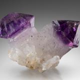 Quartz (variety amethyst)Andilamena, Distrito Andilamena, Provincia Toamasina (Tamatave), Región Alaotra-Mangoro, Madagascar5 x 3 x 4 cm / main crystal: 4.5 cm (Author: MIM Museum)