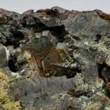 Hulsita con Epidota<br />Mina Lost River, Valle Lost River, Port Clarence, Zona Catastral Nome, Alaska, USA<br />10 x 10 x 11.5 cm / cristal principal: 2 cm<br /> (Autor: Museo MIM)