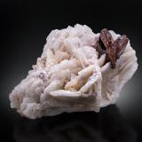 Tantalowodginite on Albite with 'lepidolite'Pegmatita Dara-i-Pech, Distrito Chapa Dara, Provincia Kunar (Konar), Afganistán10 x 6 x 5.5 cm / main crystal: 2.9 cm. (Author: MIM Museum)