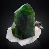 Diopside on Calcite with PhlogopitePitwak Mine, Ladjuar Medam, Sar-e Sang, Valle Koksha, Distritos Khash & Kuran Wa Munjan, Provincia Badakhshan, Afganistán7 x 5 x 6.5 cm / main crystal: 6.0 cm. (Author: MIM Museum)