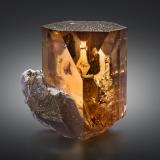 Topaz with Quartz, Albite and EpidoteValle Shigar, Distrito Shigar, Gilgit-Baltistan (Áreas del Norte), Paquistán11 x 6 x 7 cm / main crystal: 8.9 cm. (Author: MIM Museum)