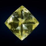 DiamondMina Schutsekama, Río Riet, Ritchie, Municipio local Sol Plaatje, Municipio Frances Baard, Provincia Septentrional del Cabo, Sudáfrica3 x 3 x 3 cm / main crystal: 2.7 cm. (Author: MIM Museum)