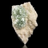 Fluorapophyllite-(K) on Stilbite-CaMomim Akhada, Rahuri, Distrito Ahmadnagar, Maharashtra, India7.5 x 16 x 24 cm / main crystal: 2 cm. (Author: MIM Museum)