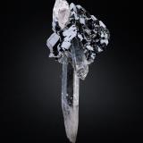 Bournonita en Cuarzo<br />Mina Yaogangxian, Yizhang, Prefectura Chenzhou, Provincia Hunan, China<br />5.5 x 6 x 13.5 cm / cristal principal: 5.5 cm<br /> (Autor: Museo MIM)