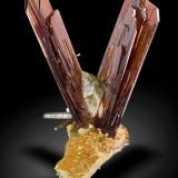 Brookite and QuartzProspección Ghad, Distrito Kharan, Balochistan (Baluchistan), Paquistán5 x 6 x 6.5 cm / main crystal: 5.7 cm. (Author: MIM Museum)