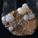 Cuarzo (variedad calcedonia) y clinoptilolita<br />Volcán Cabezo Negro de Zeneta, Murcia, Comarca Huerta de Murcia, Región de Murcia (Murcia), España<br />3 x 3 cm<br /> (Autor: Pedro Antonio)