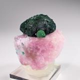 Malachite, Calcite (variety cobalt-bearing), ChrysocollaMina Kolwezi, Distrito Kolwezi, Lualaba, Cinturón de cobre de Katanga, Katanga (Shaba), República Democrática del Congo (Zaire)40 mm x 40 mm x 30 mm (Author: Don Lum)