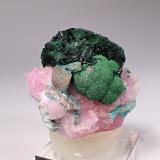 Malachite, Calcite (variety cobalt-bearing), ChrysocollaMina Kolwezi, Distrito Kolwezi, Lualaba, Cinturón de cobre de Katanga, Katanga (Shaba), República Democrática del Congo (Zaire)40 mm x 40 mm x 30 mm (Author: Don Lum)