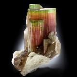 Elbaite with Orthoclase, 'lepidolite', Albite and Quartz (variety smoky)Paprok, Distrito Kamdesh, Provincia Nuristan, Afganistán14.5 x 12 x 16 cm / main crystal: 9.2 cm. (Author: MIM Museum)