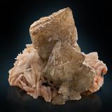 Cerussite on BaryteMibladen (distrito minero Mibladen), Midelt, Provincia Midelt, Región Drâa-Tafilalet, Marruecos10 x 8.5 x 7 cm / main crystal: 4.9 cm (Author: MIM Museum)