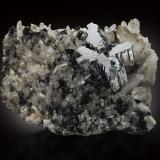 Bournonite with Quartz, Sphalerite and FluoriteMina Yaogangxian, Yizhang, Prefectura Chenzhou, Provincia Hunan, China22 x 26 x 13 cm / main crystal: 12.5 cm (Author: MIM Museum)