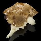 Powellite with Stilbite-(Ca)Aurangabad, Distrito Aurangabad, Maharashtra, India9 x 6.5 x 9.5 cm / main crystal: 5.8 cm (Author: MIM Museum)