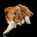 Powellite with Stilbite-(Ca)Aurangabad, Distrito Aurangabad, Maharashtra, India9 x 6.5 x 9.5 cm / main crystal: 5.8 cm (Author: MIM Museum)