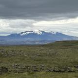 El Hekla es un estratovolcán situado al suroeste de Islandia, en la región de Suðurland. Tiene una altura de 1.491 metros sobre el nivel del mar y es uno de los más activos de la isla. La estructura del Hekla se considera intermedia entre la fisura de cráteres del tipo Laki, y el estratovolcán del tipo Vesubio. Se formó sobre la fisura de Heklugjá, de 5,5 km de largo, situada en una larga cresta volcánica. Los periodos de reposición de magma en el volcán han durado de 10 a 102 años. El depósito de magma que alimenta a Hekla se encuentra a una profundidad de entre 5 y 9 km. Durante los períodos no eruptivos la sismicidad es prácticamente nula, pero cuando se produce una erupción esta comienza sólo entre 30 y 80 minutos antes. Desde 1970, el volcán Hekla ha entrado en erupción aproximadamente cada 10 años, con una fase inicial siempre muy explosiva. Las cenizas y piroclastos expulsados en sus erupciones tienen un alto contenido en flúor. El tipo de roca que produce es una andesita basáltica, con un contenido de SiO2 superior al 54%, según la Clasificación TAS (Total Alkali Silica), siendo el único volcán islandés que genera lavas calco-alcalinas. En los periodos en los que no está en erupción suele estar cubierto de nieve.
La última erupción del volcán Hekla comenzó el 26 de febrero de 2000 y duró 12 días. Las fuentes de lava brotaron a través de una fisura de dirección SO-NE de 6,6 km de largo, al sur de la cumbre. Las cenizas alcanzaron una altura de 12 km en la fase inicial explosiva, para acabar con una fase efusiva tranquila de magma. (Autor: Antonio P. López)