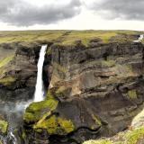 La erosión deja ver en la parte inferior de la garganta restos piroclásticos emitidos por erupciones volcánicas, hace unos dos millones de años, formados por cenizas y lapilli muy compactados posteriormente por el hielo de los glaciares, que están alternando con hialoclastitas y niveles de columnas basálticas, en la parte superior.
Panorámica de las dos cascadas. (Autor: Antonio P. López)