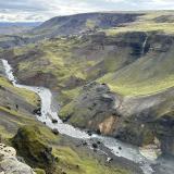 El río Þjórsá atraviesa el valle Þjórsárdalur en el término de Skeiða- og Gnúpverjahreppur.
El acceso final a este impresionante paisaje, en el borde sur de los Highlands (Tierras Altas), es bastante difícil ya que la carretera es de grava y no está asfaltada. Los últimos 60 kilómetros se hacen por un camino de piedras accesible solo en verano y exclusivamente con un vehículo 4x4. (Autor: Antonio P. López)