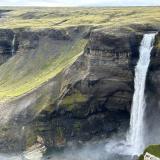 El Þjórsá es el río más largo de Islandia. Nace en el glaciar Hofsjökull, al norte de la región de Suðurland, en el centro del país, y desemboca al suroeste de la isla después de recorrer unos 230 km. El río atraviesa el valle Þjórsárdalur que, junto con su afluente, el Fossá, han formado una espectacular garganta con paredes verticales de más de 120 metros de altura. La parte más profunda es el Fossárdalur, donde se encuentra una de las cascadas más altas de Islandia, Háifoss (‘hái’ - alto y ‘foss’ - cascada) con 122 metros de caída. (Autor: Antonio P. López)