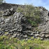 Disyunción columnar en el basalto, pero en una visión casi perpendicular al ‘eje’ mayor de la columna, en la que se distingue la estructura poligonal. (Autor: Antonio P. López)