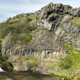 En la imagen, varias coladas superpuestas de basalto adaptadas a la topografía del terreno sobre las que fluyeron. En la parte inferior se aprecia el tipo característico de diaclasado que se forma por el enfriamiento de los basaltos, llamado disyunción columnar o columnas de basalto.
Esta zona estuvo habitada por los vikingos hasta que el volcán Hekla entró en erupción en 1104, causando la destrucción de los asentamientos que hubo en el valle de Þjórsárdalur. (Autor: Antonio P. López)