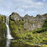 En el norte de Gjáin se encuentra Gjárfoss, una cascada (‘foss’ en islandés) que cae desde 15 metros de altura de las aguas del río Rauðá.  
Gjáin fue una de las muchas localizaciones del rodaje de “Juego de Tronos”, concretamente para la escena de la “Danza del Agua” con Arya y The Hound ( https://www.youtube.com/watch?v=U1dH_RSP86c&ab_channel=BrockLock ). (Autor: Antonio P. López)